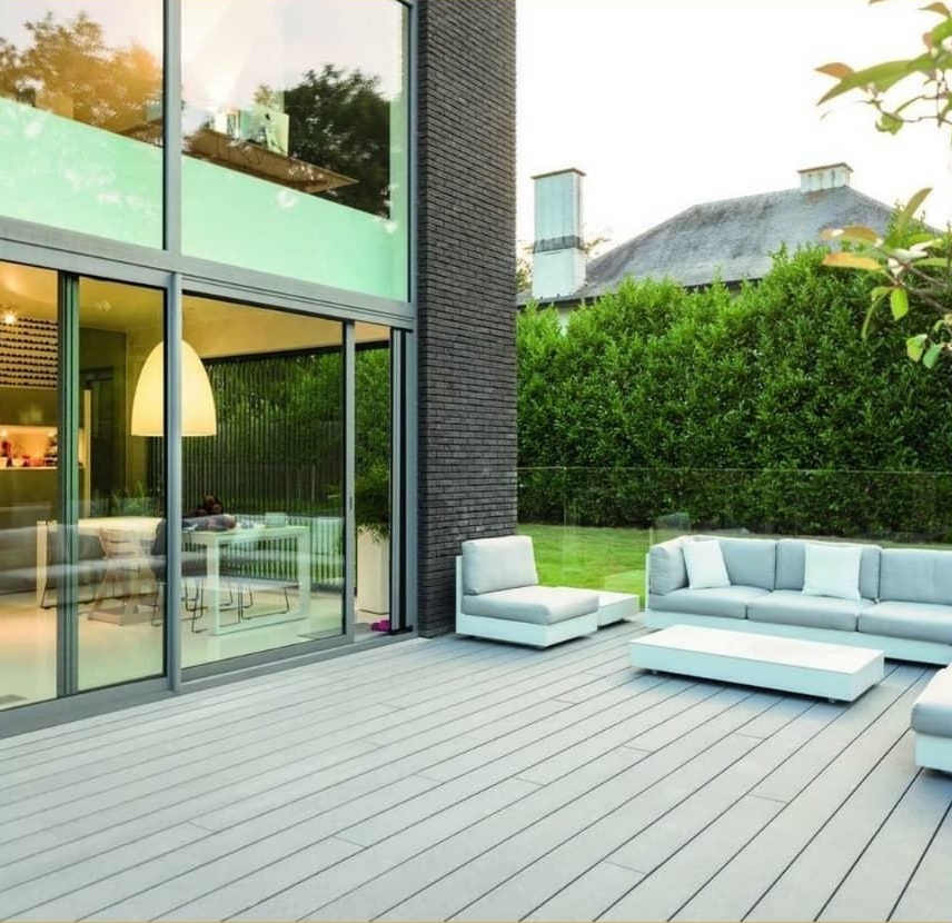 Conseil : choisissez une terrasse en lames Cedral dans le ton qui s’harmonise le mieux avec le sol de votre maison.