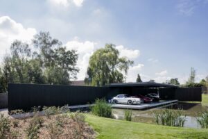 Maintenant à lire dans Chic Gardens : « Podium » flottant pour voitures exquises, fait par l'architecte paysagiste Filip Van Damme.