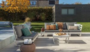 Les lames de terrasse Cedral sont agréable au toucher, antidérapant, plus solide que le bois, facile à poaser, .... Parfait pour chaque terrasse !