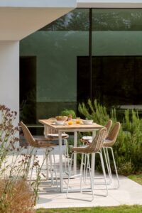 Le meilleur de l’été sur votre terrasse : les tables et chaises hautes d’Exterioo