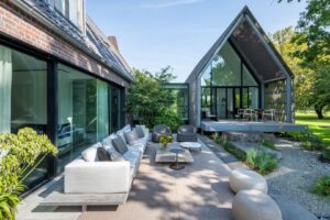 Jardin rural en harmonie avec le paysage, réalisé par Puur Groenprojecten