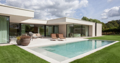 Être assis à l'intérieur avec la sensation d'être à l'extérieur. Être à l'extérieur tout en restant en contact avec sa maison. Une symbiose harmonieuse née d'une belle collaboration entre Tuinen Joos et Schellen Architecten. Dans ce projet, l'aménagement du jardin et l'architecture s'imbriquent parfaitement.
