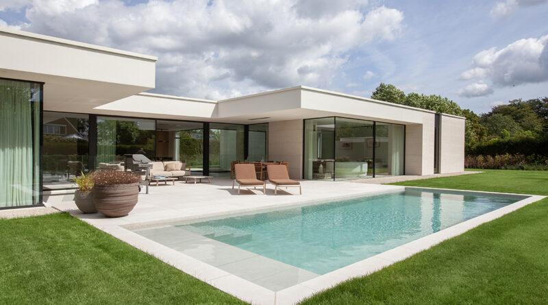 Être assis à l'intérieur avec la sensation d'être à l'extérieur. Être à l'extérieur tout en restant en contact avec sa maison. Une symbiose harmonieuse née d'une belle collaboration entre Tuinen Joos et Schellen Architecten. Dans ce projet, l'aménagement du jardin et l'architecture s'imbriquent parfaitement.
