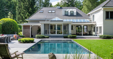 Les clients recherchaient une harmonie naturelle et la tranquillité dans le jardin. Et c'est exactement ce qu'Hybrid Pools a créé avec son environnement de baignade primé : un lieu où la détente et la nature se confondent.