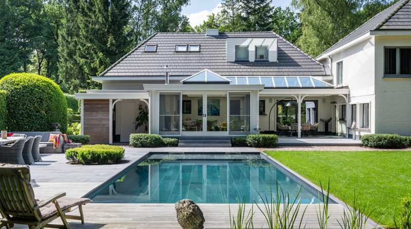 Les clients recherchaient une harmonie naturelle et la tranquillité dans le jardin. Et c'est exactement ce qu'Hybrid Pools a créé avec son environnement de baignade primé : un lieu où la détente et la nature se confondent.