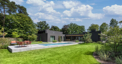 Willy Reynders Tuinarchitectuur a relevé le défi de créer ce « jardin en deux parties ». Le résultat : un jardin Japandi qui, à l'image des saisons, se dévoile sans cesse sous un nouveau jour.