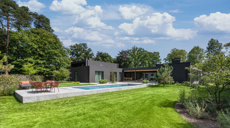 Willy Reynders Tuinarchitectuur a relevé le défi de créer ce « jardin en deux parties ». Le résultat : un jardin Japandi qui, à l'image des saisons, se dévoile sans cesse sous un nouveau jour.