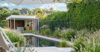 À Malines, au milieu d'un long jardin urbain étroit, se trouvait une piscine qui avait fait son temps. Les propriétaires préféraient y voir un nouveau départ plutôt qu'un obstacle. Leur souhait : un espace extérieur qui donne l'impression d'être une extension de leur maison. Un endroit où vivre, manger et se détendre.