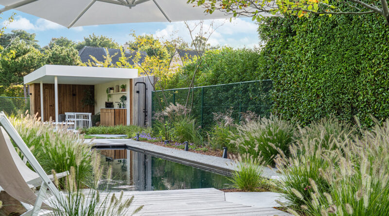 À Malines, au milieu d'un long jardin urbain étroit, se trouvait une piscine qui avait fait son temps. Les propriétaires préféraient y voir un nouveau départ plutôt qu'un obstacle. Leur souhait : un espace extérieur qui donne l'impression d'être une extension de leur maison. Un endroit où vivre, manger et se détendre.