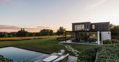 Vivre au sommet d'une colline, avec une vue verdoyante à perte de vue, qui n'en rêverait ? Pour les propriétaires de cette maison rénovée, ce rêve est devenu réalité. Un jardin en résonance avec le paysage vallonné parachève le tableau.
