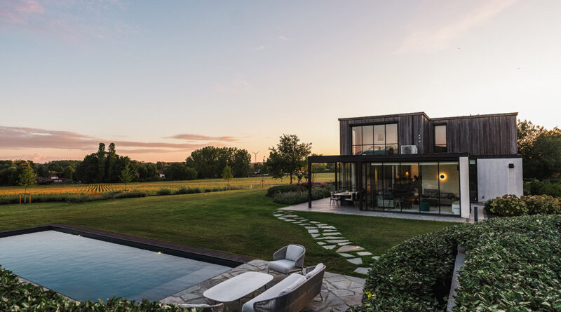 Vivre au sommet d'une colline, avec une vue verdoyante à perte de vue, qui n'en rêverait ? Pour les propriétaires de cette maison rénovée, ce rêve est devenu réalité. Un jardin en résonance avec le paysage vallonné parachève le tableau.