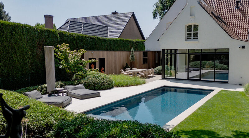 Lignes épurées de la maison, courbes douces vers le jardin-parc
