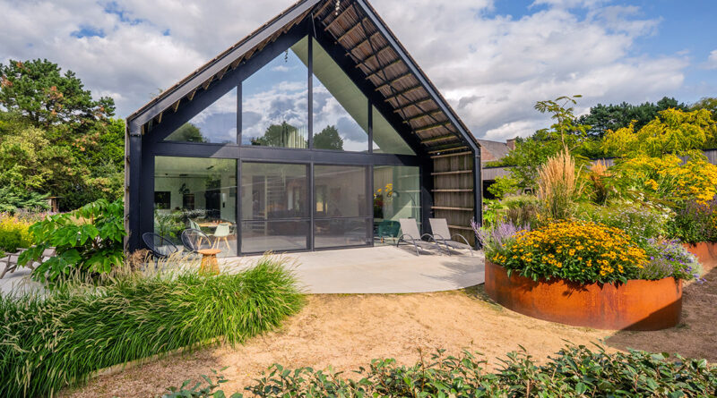 Pour le paysagiste Jeamie Hendrickx, les jardins monotones avec des plantations prévisibles sont impossibles. « Chaque jardin raconte une histoire. C'est un lieu où se rejoignent tranquillité, beauté et fonctionnalité. Aucun projet ne se ressemble, car chaque jardin est le fruit d'une vision, d'un sentiment, d'un rêve unique. »