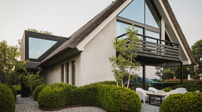 À Bergschenhoek, près de la rivière Rotte aux Pays-Bas, une maison contemporaine située sur une digue a été agrandie et transformée en une maison à demi-niveaux, avec un jardin assorti. Au lieu de dissimuler la différence de hauteur, celle-ci est devenue le point de départ d'un design puissant. Le paysagiste Peter van der Velden a conçu l'espace extérieur autour d'un élément fédérateur : les dalles en béton polyvalentes de Schellevis.