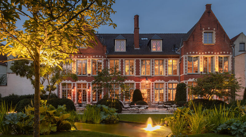 Le plus bel hôtel de Bruges se doit d'avoir le plus beau jardin de Bruges. L'hôtel de charme The Notary allie cachet historique, luxe contemporain et bien-être. L'équipe de Bart Monbaliu a été chargée de concevoir un élégant jardin tout aussi romantique.