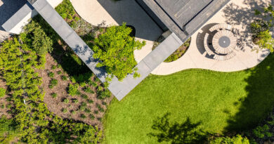 Il n'est pas toujours évident pour un architecte d'intégrer l'environnement dans la conception d'une maison, mais ici, c'est pourtant le cas. Le paysagiste Sébastien Decock a habilement joué cette carte en créant un jardin qui enveloppe littéralement la maison.