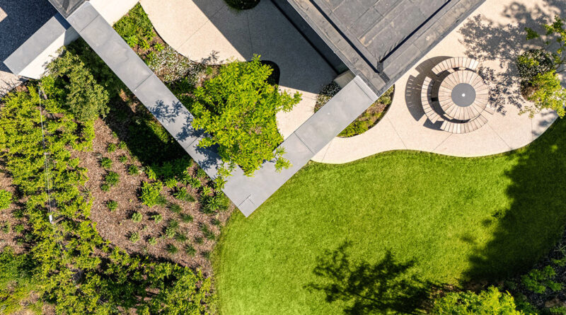 Il n'est pas toujours évident pour un architecte d'intégrer l'environnement dans la conception d'une maison, mais ici, c'est pourtant le cas. Le paysagiste Sébastien Decock a habilement joué cette carte en créant un jardin qui enveloppe littéralement la maison.