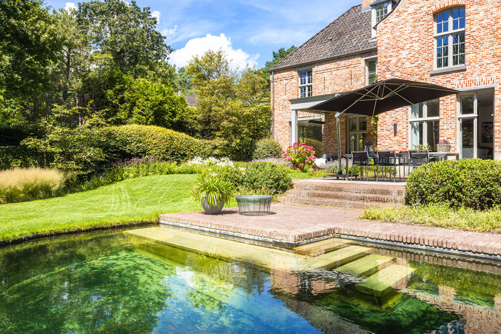 Pour ce projet à Keerbergen, Cools Tuinaanleg a eu l'occasion de métamorphoser un jardin existant vierge en un paysage privé. Il était clair que les propriétaires souhaitaient un extérieur naturel et plein de charme avec un étang de baignade en point de mire