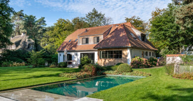 Les occupants de cette magnifique demeure ont trouvé la sérénité dans ce projet d'aménagement paysager conçu par Hybrid Pools.
