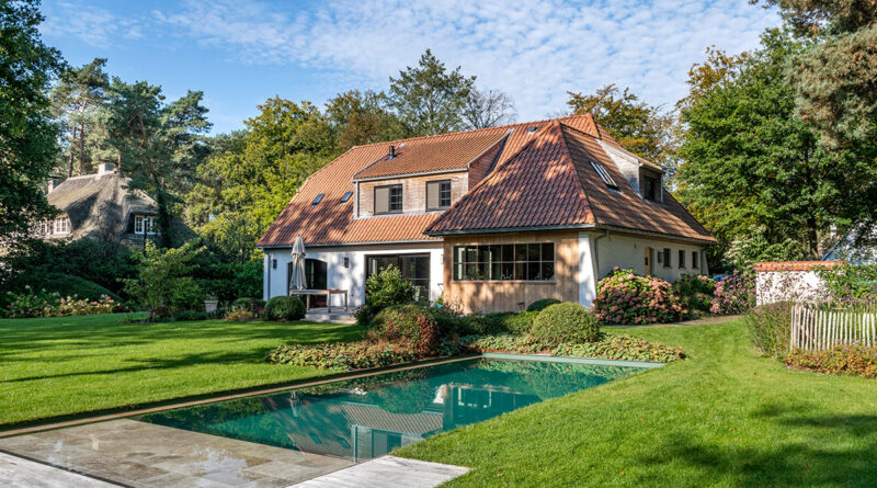 Les occupants de cette magnifique demeure ont trouvé la sérénité dans ce projet d'aménagement paysager conçu par Hybrid Pools.