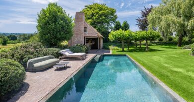 Un pool house accueillant, adapté au paysage