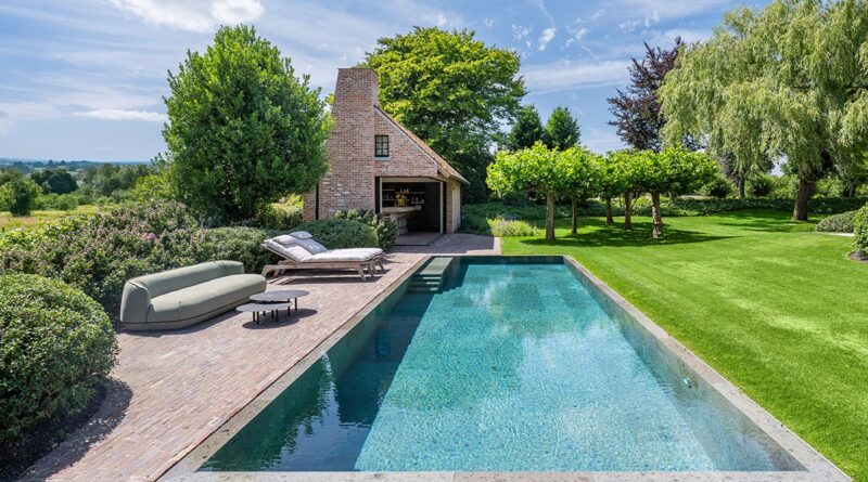 Un pool house accueillant, adapté au paysage