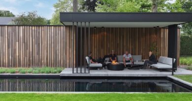 À la lisière d'un jardin boisé avec étang de baignade, Pieter Lens a réalisé un pool house moderne indépendant combinant des matériaux naturels avec des lignes architecturales épurées.