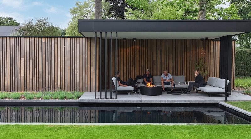 À la lisière d'un jardin boisé avec étang de baignade, Pieter Lens a réalisé un pool house moderne indépendant combinant des matériaux naturels avec des lignes architecturales épurées.
